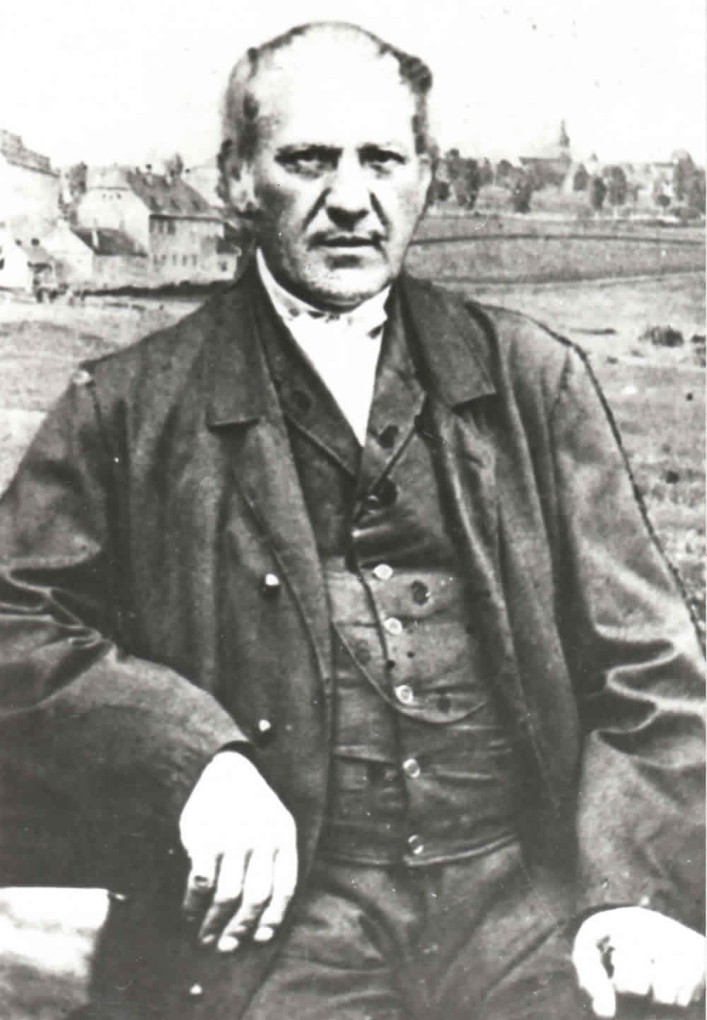 Schwarzweißporträt des sitzenden Carl Magnus Hutschenreuther.