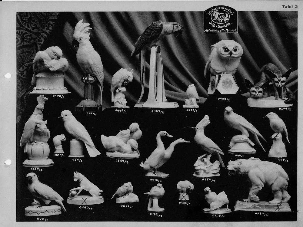 Historische Katalogtafel mit Porzellanfiguren.
