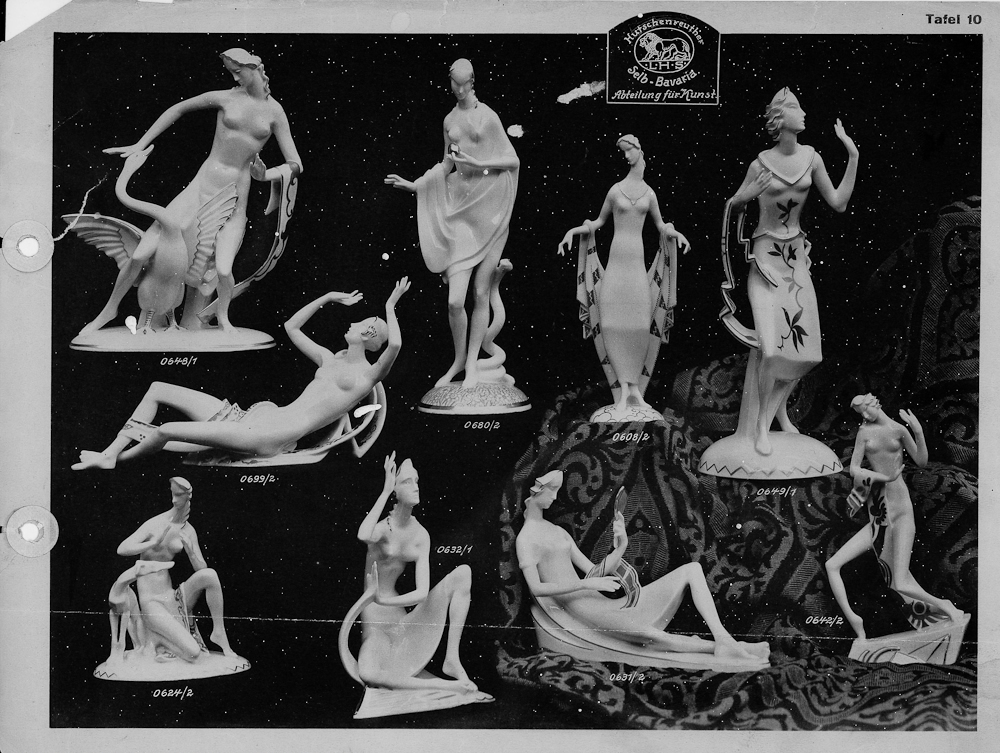 Schwarzweiße Katalogtafel mit menschlichen Porzellanfiguren und Modellnummern.