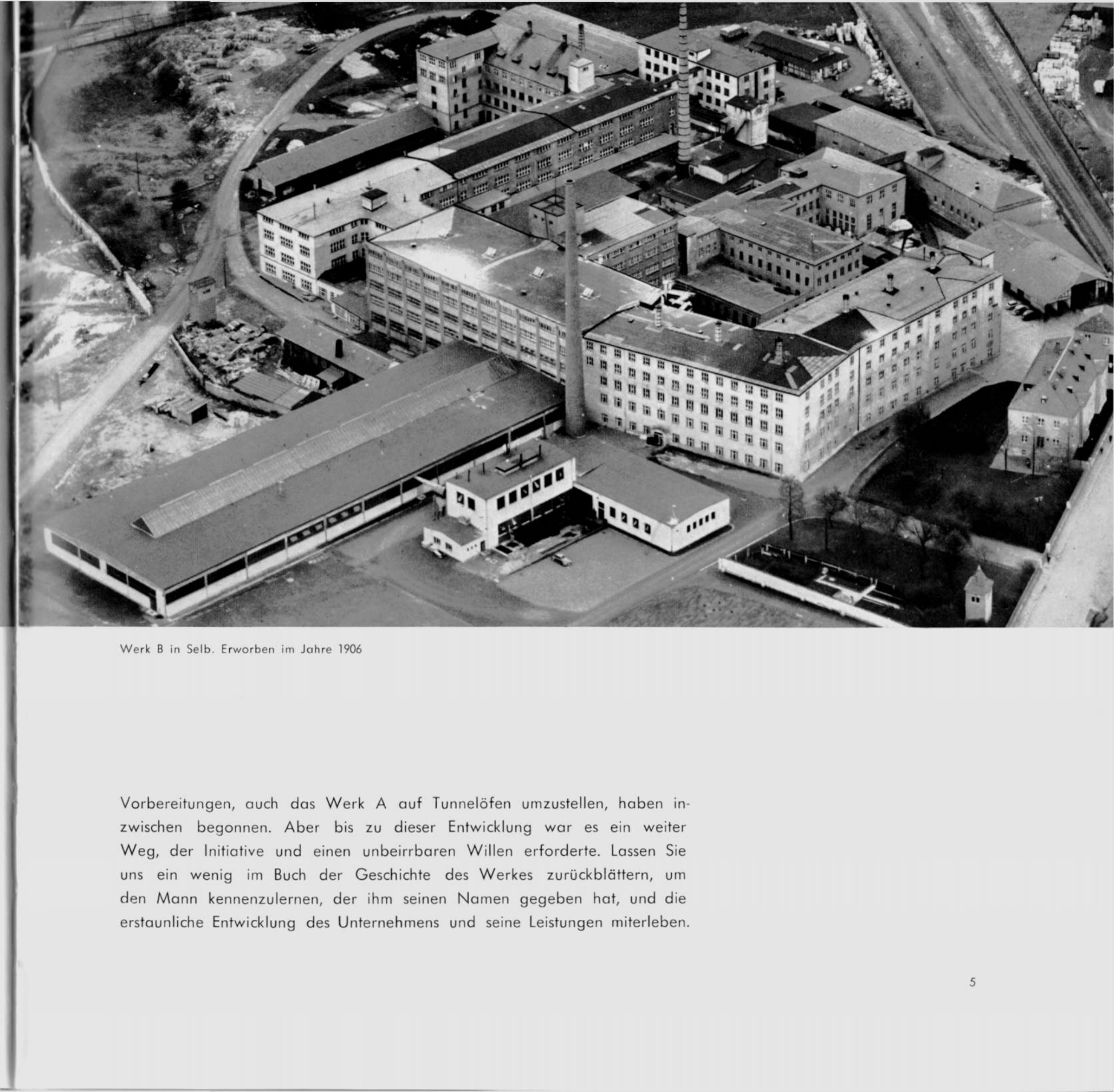 Historische erhöhte Ansicht von Werk B mit Fabrikgebäuden, Werkhöfen und Schornsteinen.