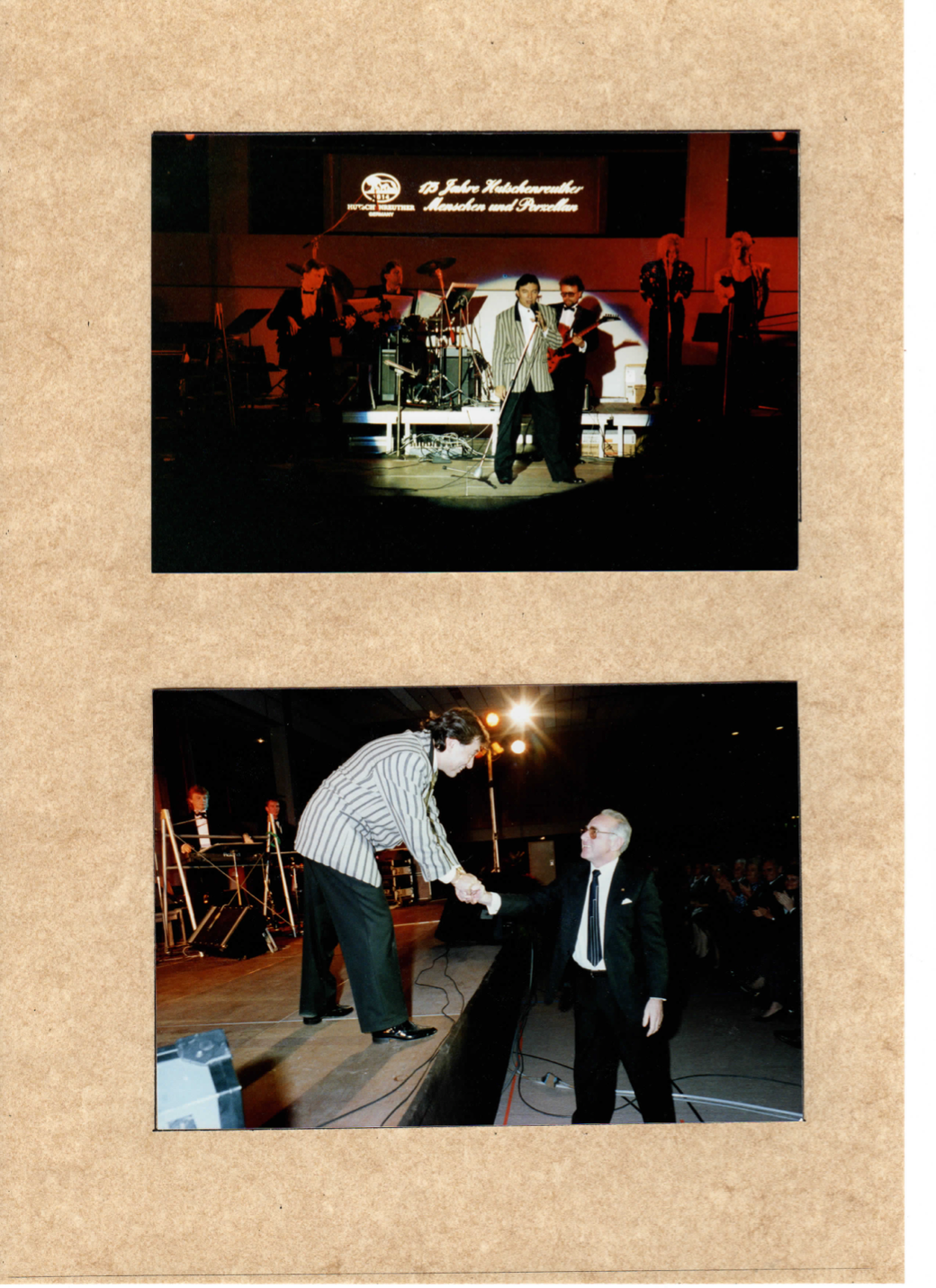 Archivblatt mit zwei Farbfotografien einer Bühne und eines Auftritts.